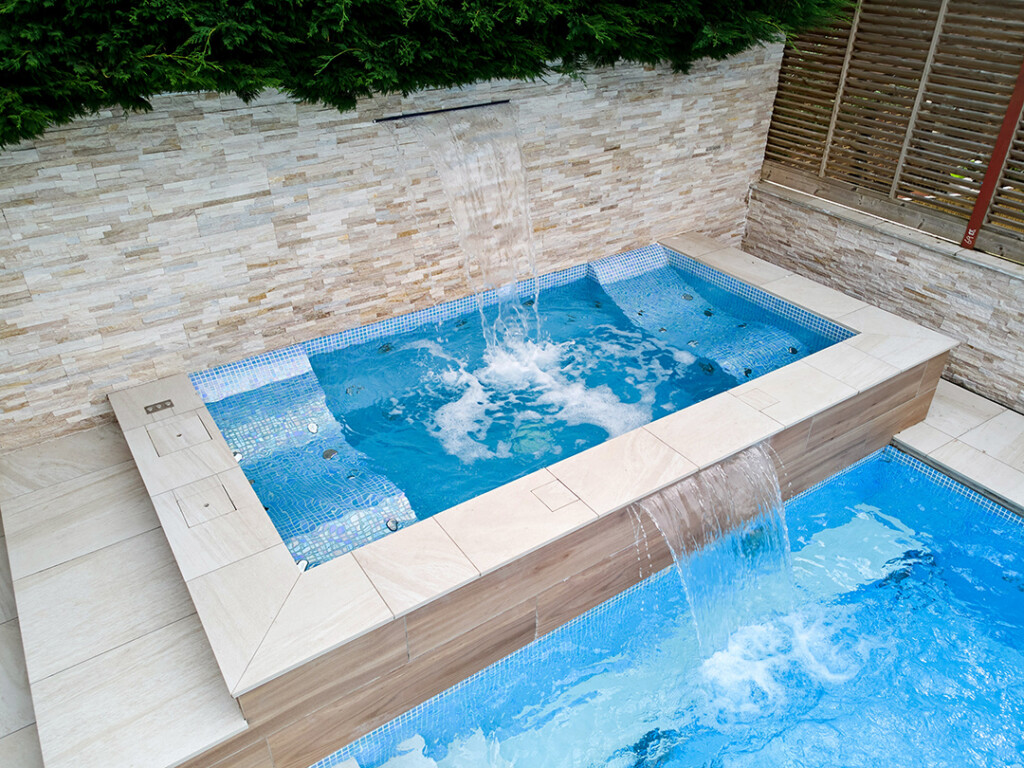 Piscina Residencial Woodham - Fusion Ligth Blue