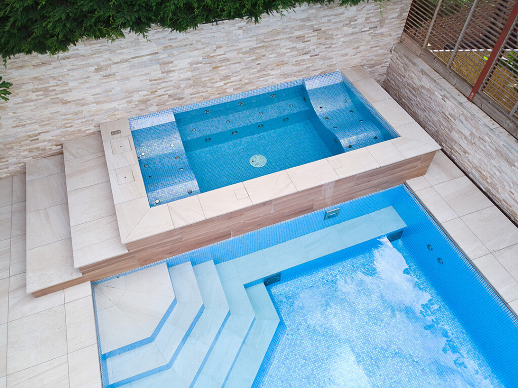 Piscina Residencial Woodham - Fusion Ligth Blue