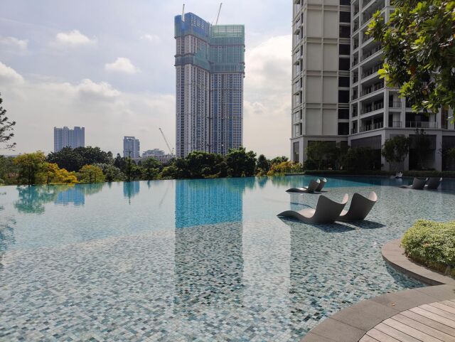 Our colleague Ana Vidal has just arrived from Malasya, so proud of such an important presence at PARK REGENT @ DESA PARKCITY in Kuala Lumpur.This VIDREPUR SA Nature Air Force pool is so impressive. Made with 38x38mm mosaics and using STEP finishes for all edges. Indeed has a WOW factor.Amazing projects by Vidrepur #glassmosaics #recycledglass #madeinspain #luxurypools#swimmingpools #landscapepool #infinitypool #jacuzzi #vidrepur#sustainablepool #environmentallyfriendly #inspirationalpool#malasianpools #parkregent #desaparkcity #poolmosaics #condopools