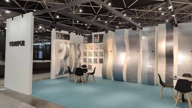 ✨ ¡Hoy comienza Piscine Global Europe en Lyon! ✨

Abrimos las puertas de nuestro stand y presentamos  nuestras soluciones innovadoras de mosaico vítreo reciclado para piscinas. 🌊♻️

Si eres profesional del sector, esta es tu oportunidad de descubrir cómo combinamos sostenibilidad, diseño y calidad para transformar tus proyectos en verdaderas obras maestras.

📍 Nos encontramos en el stand 6J75
📅 Del 19 al 22 de noviembre

Ven a conocernos y descubre cómo nuestras soluciones en mosaico vítreo pueden marcar la diferencia en tus diseños. ¡Te esperamos! 🙌

#PiscineGlobal #Lyon #MosaicoReciclado #Piscinas #Innovación #Sostenibilidad #Diseño

✨ C’est parti pour Piscine Global Europe à Lyon ! ✨

Nous sommes ravis d’ouvrir les portes de notre stand et de présenter nos solutions innovantes en mosaïque de verre recyclé pour piscines. 🌊♻️

Si vous êtes un professionnel du secteur, c’est l’occasion idéale pour découvrir comment nous allions durabilité, design et qualité pour transformer vos projets en véritables chefs-d’œuvre.

📍 Nous sommes au 6J75 stand 
📅 Du 19 au 22 novembre

Venez nous rencontrer et découvrez comment nos solutions en mosaïque de verre peuvent faire la différence dans vos créations. 

✨ The Piscine Global Europe show starts today in Lyon! ✨

We are thrilled to open the doors to our stand and showcase our innovative solutions in recycled glass mosaic for swimming pools. 🌊♻️

If you’re a professional in the industry, this is the perfect opportunity to discover how we combine sustainability, design, and quality to turn your projects into true masterpieces.

📍 Find us at Stand 6J75
📅 From November 19 to 22

Come meet us and see how our glass mosaic solutions can make a difference in your designs. We can’t wait to welcome you! 🙌

#PiscineGlobal #Lyon #RecycledMosaic #SwimmingPools #Innovation #Sustainability #Design