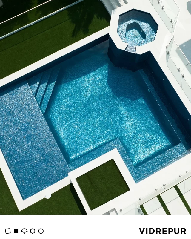 El mosaico vítreo de Vidrepur es la elección perfecta para revestir piscinas, gracias a sus múltiples beneficios:

✨ Durabilidad y resistencia: Resiste el desgaste, los productos químicos y los cambios de temperatura, asegurando una piscina impecable durante años.

🌊 Estética única: Ofrece un acabado brillante y sofisticado, con una amplia variedad de colores y diseños que permiten crear espacios personalizados.

♻️ Sostenibilidad: Fabricado con materiales reciclados, es una opción respetuosa con el medio ambiente sin comprometer la calidad.

💧 Fácil mantenimiento: Su superficie lisa evita la acumulación de suciedad, facilitando su limpieza.

Con Vidrepur, transformamos las piscinas en auténticos oasis de estilo, funcionalidad y sostenibilidad.

#Vidrepur #MosaicoVítreo #Piscinas #DiseñoSostenible